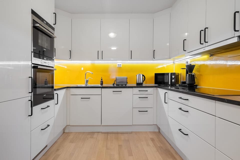 Coffee/tea facilities, Kitchen or kitchenette, dishwasher, microwave, oven, stove, toaster