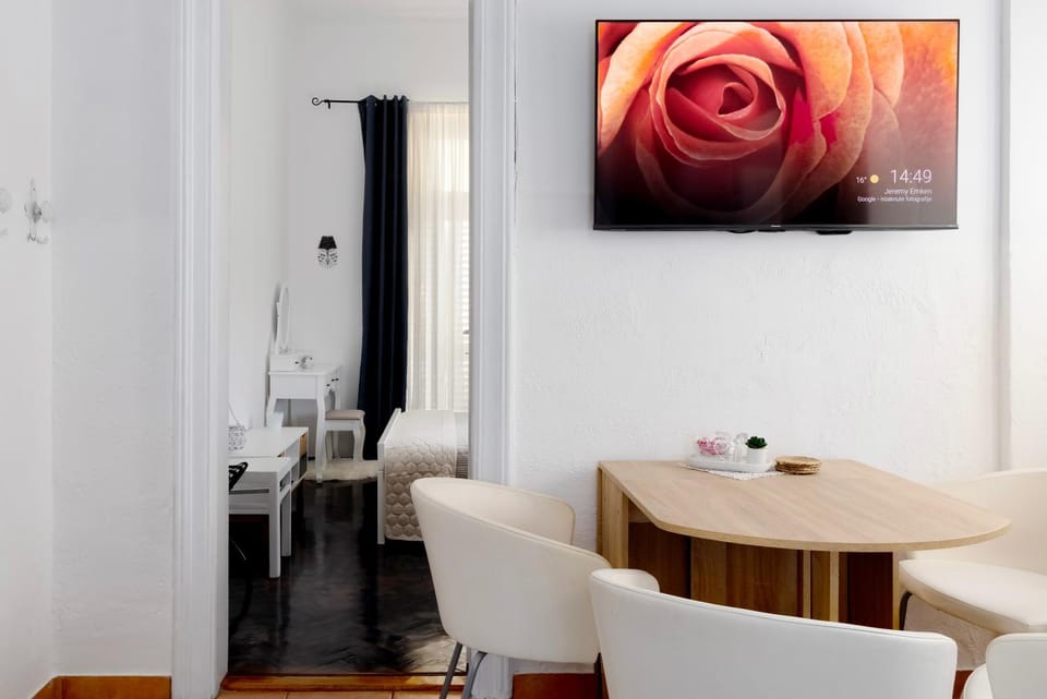 TV and multimedia, Living room, Seating area, Dining area