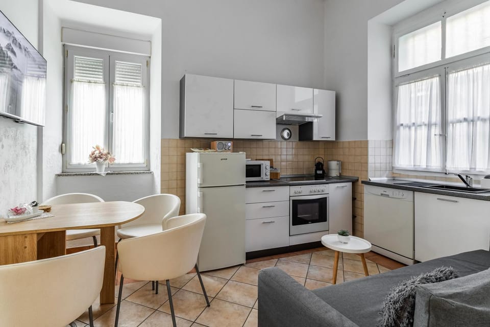 Coffee/tea facilities, Kitchen or kitchenette, Living room, Seating area, Dining area, dishwasher, oven, stove