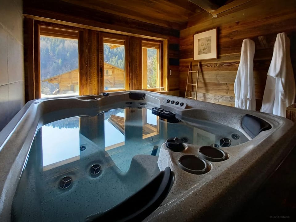 Hot Tub, Area and facilities