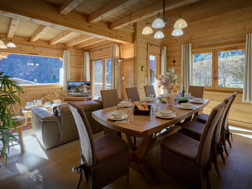 TV and multimedia, Living room, Seating area, Dining area, Mountain view