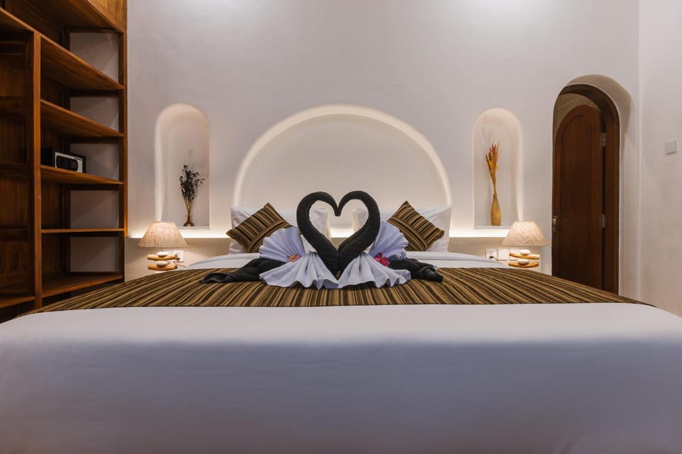 Bed, Photo of the whole room, Bedroom, towels