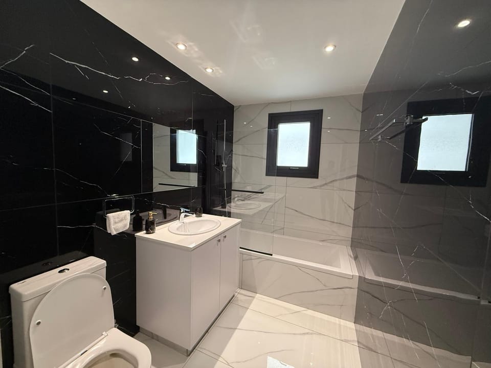 Shower, Toilet, Bathroom, Bath