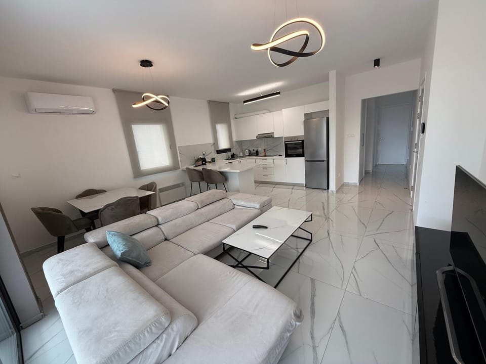 TV and multimedia, Kitchen or kitchenette, Living room, Seating area, Dining area, oven, stove, air conditioner