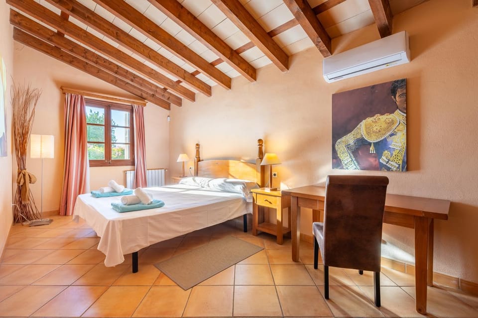 Bed, Photo of the whole room, Bedroom, towels, air conditioner