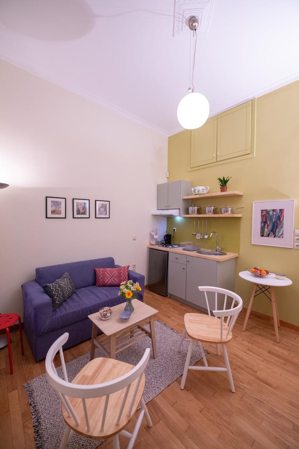 Kitchen or kitchenette, Living room, Seating area, Dining area