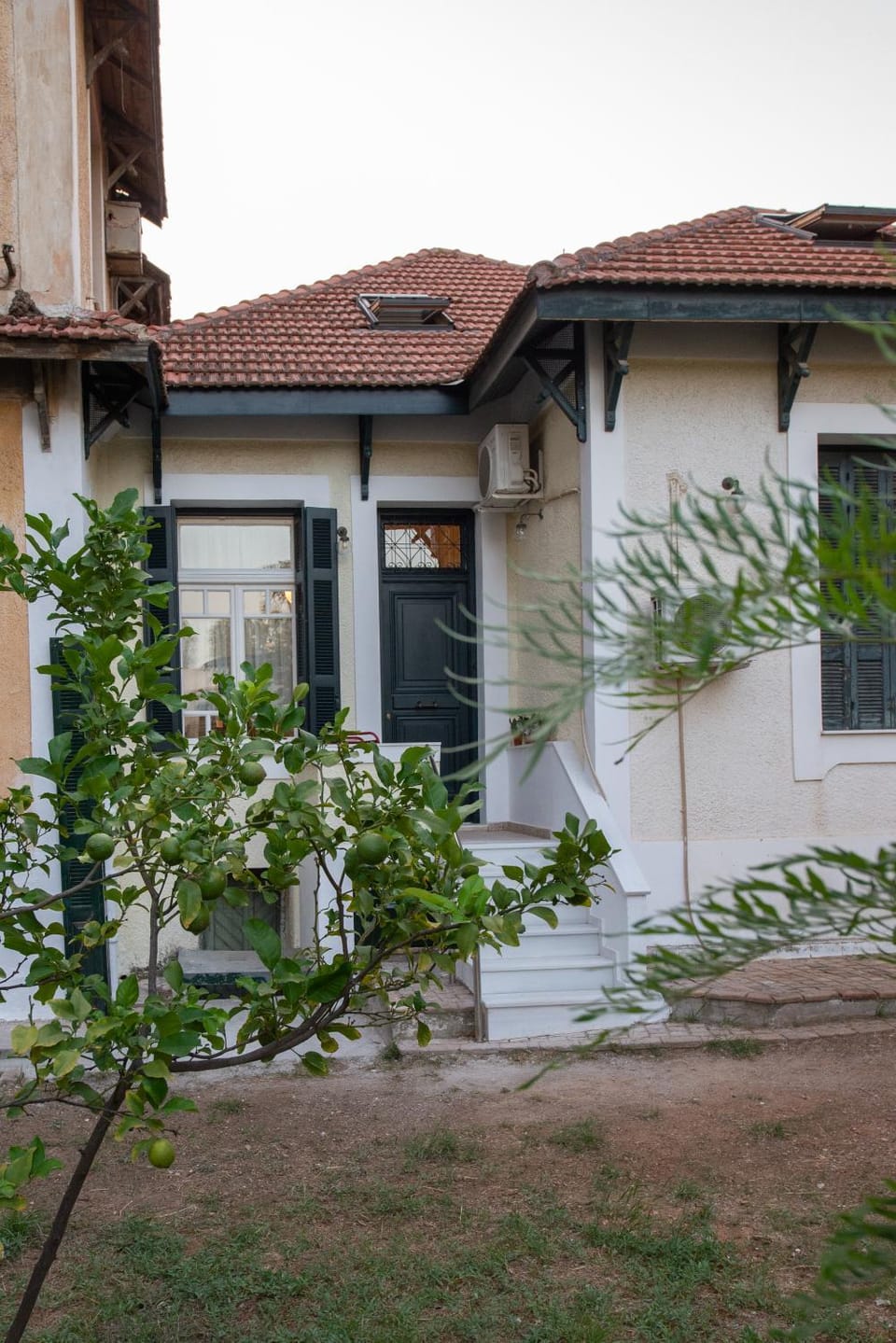 Property building, Facade/entrance, Garden, Garden view