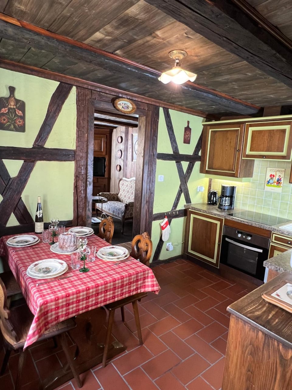 Spring, Day, Coffee/tea facilities, Food and drinks, Decorative detail, Dining area, Meals, Breakfast, Lunch, Dinner, dishwasher, internet, microwave, oven, stove, toaster, washing machine, kitchen