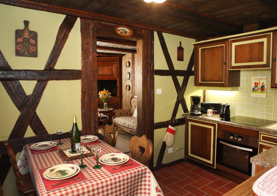 Spring, Day, Coffee/tea facilities, Food and drinks, Decorative detail, Dining area, Meals, Breakfast, Lunch, Dinner, dishwasher, internet, microwave, oven, stove, toaster, washing machine, kitchen