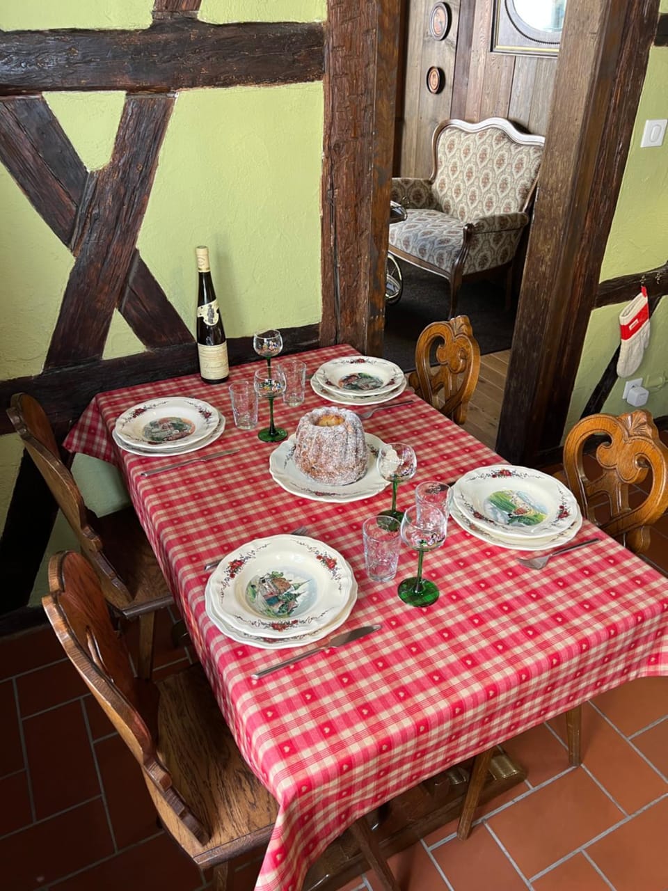 Spring, Day, Coffee/tea facilities, Food and drinks, Decorative detail, Dining area, Meals, Breakfast, Lunch, Dinner, dishwasher, internet, microwave, oven, stove, toaster, washing machine, kitchen