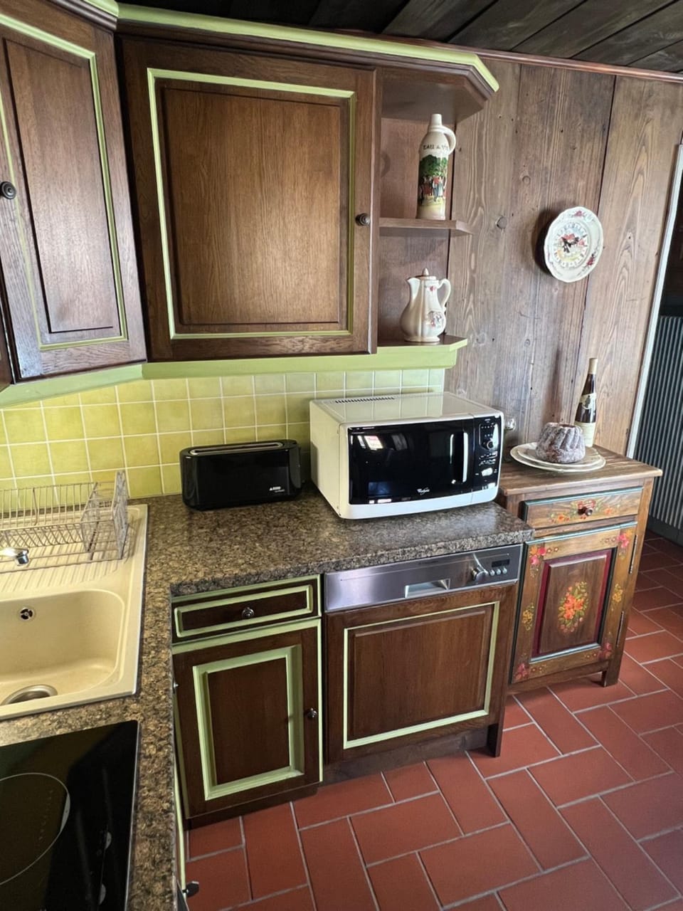 Spring, Day, Coffee/tea facilities, Decorative detail, Meals, Breakfast, Lunch, Dinner, dishwasher, internet, microwave, oven, stove, toaster, washing machine, kitchen