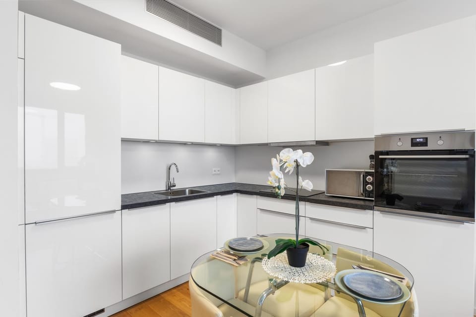 Kitchen or kitchenette, minibar, oven