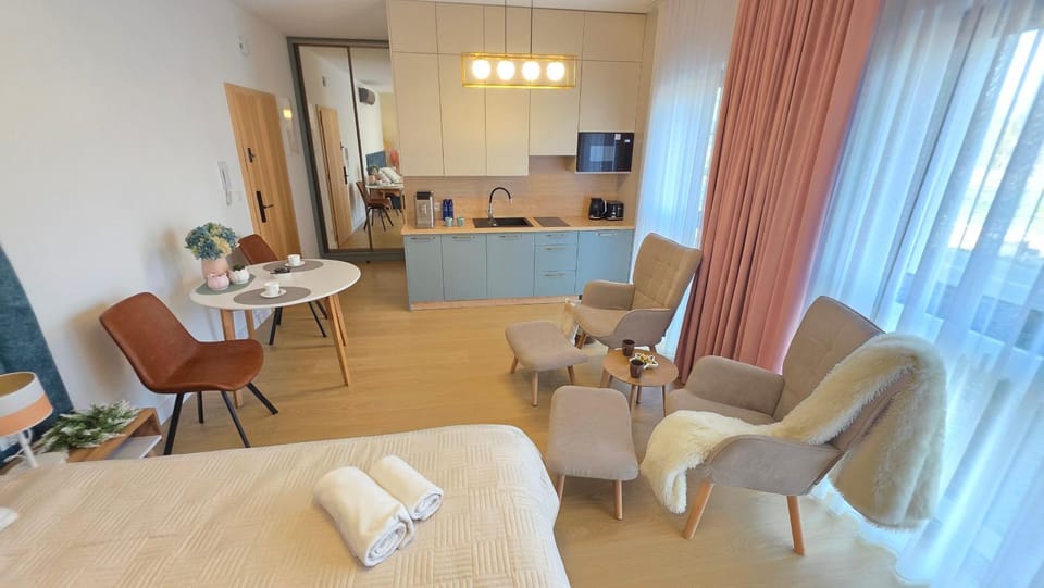 TV and multimedia, Kitchen or kitchenette, Living room, Seating area, Dining area