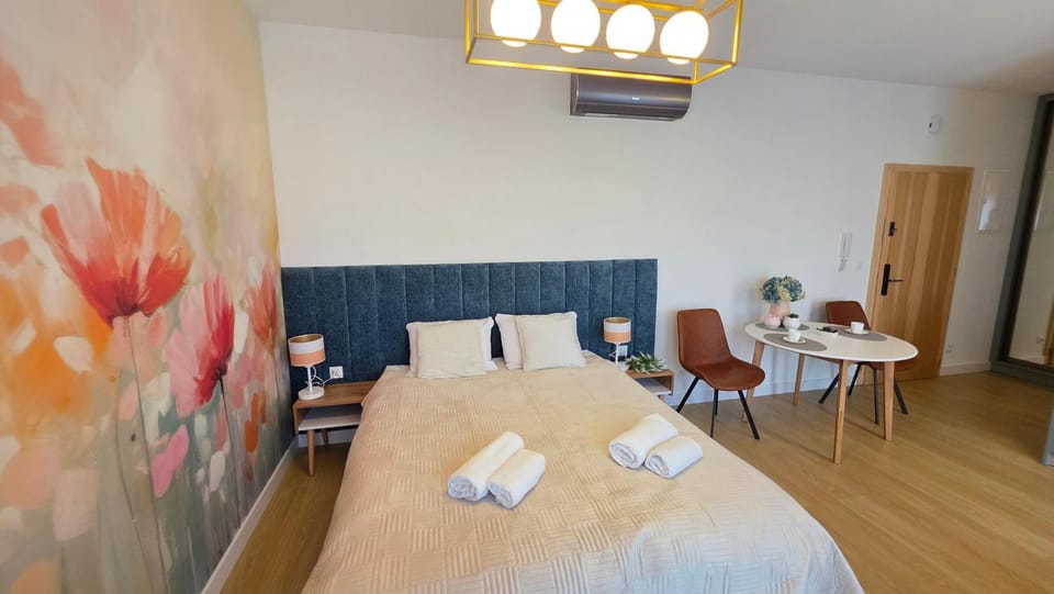 Bed, Living room, Photo of the whole room, Seating area, Dining area, Bedroom, towels, air conditioner