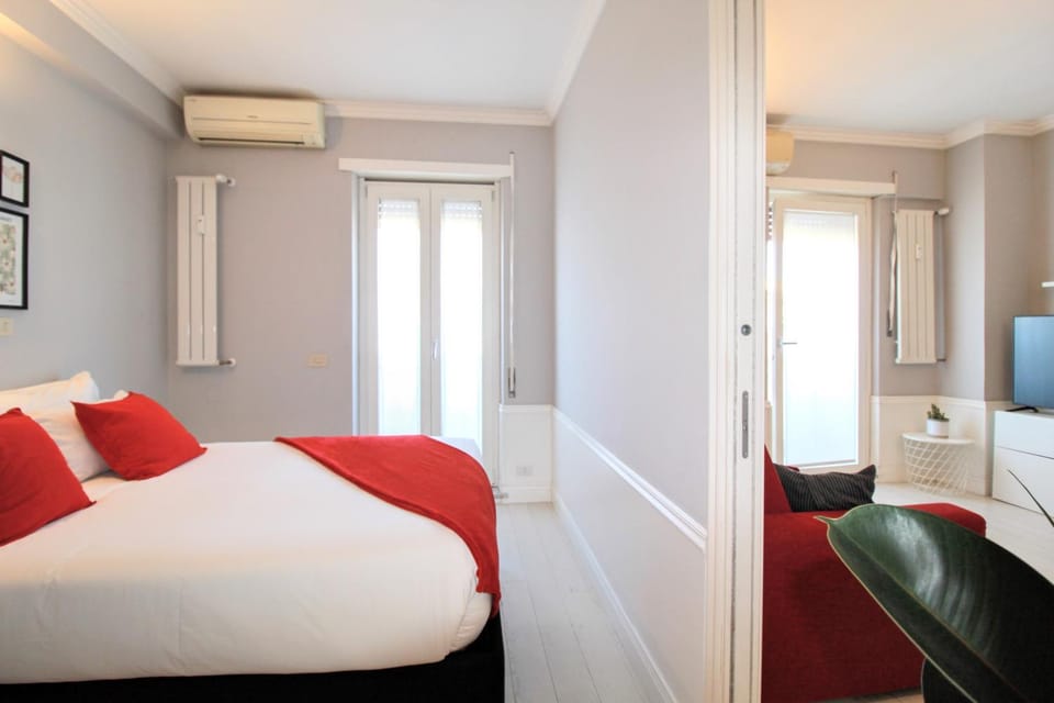 Bed, TV and multimedia, Living room, Photo of the whole room, Seating area, Bedroom, air conditioner