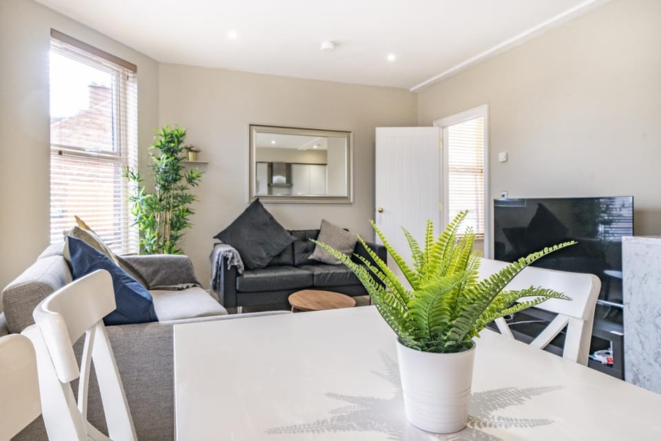 The Woodstock - 2 bd Mod Duplex Ap - Gold Short Term Stays Apartment in Belfast
