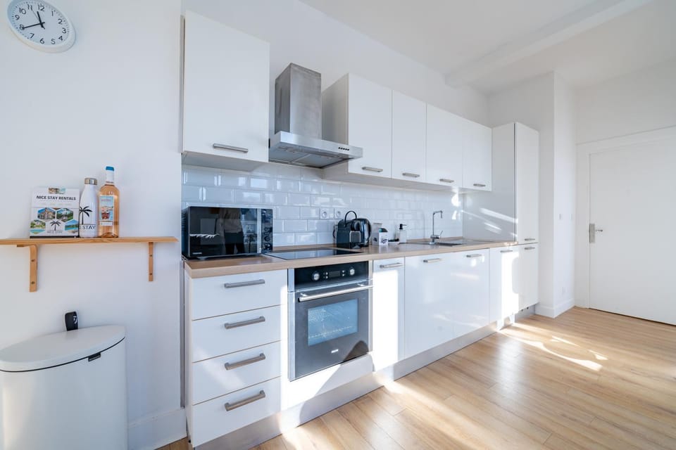 Kitchen or kitchenette, dishwasher, oven