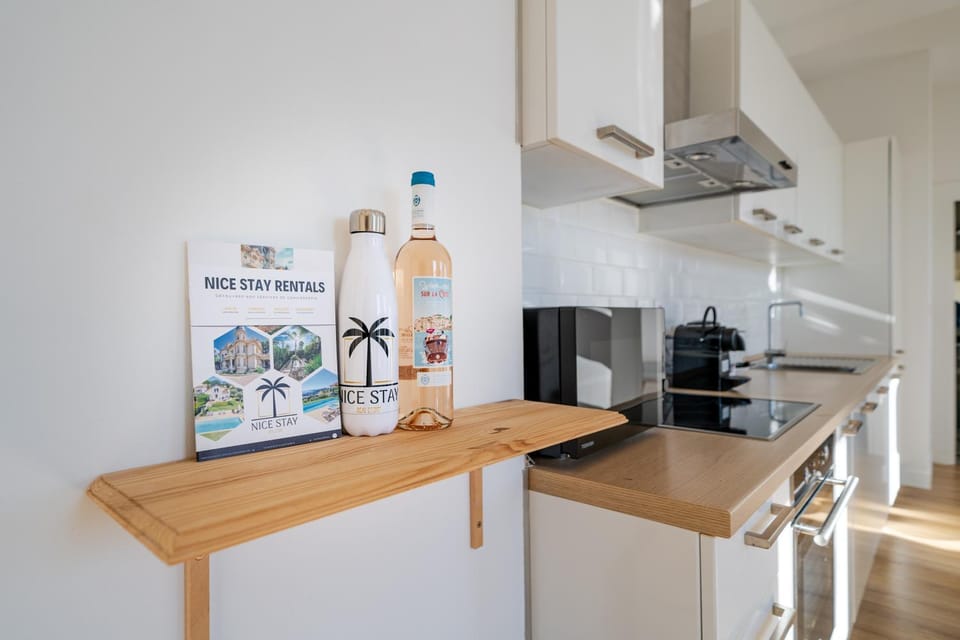 Kitchen or kitchenette, dishwasher, oven