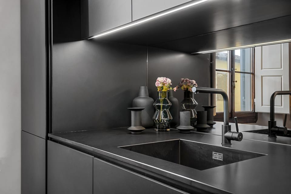 Coffee/tea facilities, Kitchen or kitchenette, stove