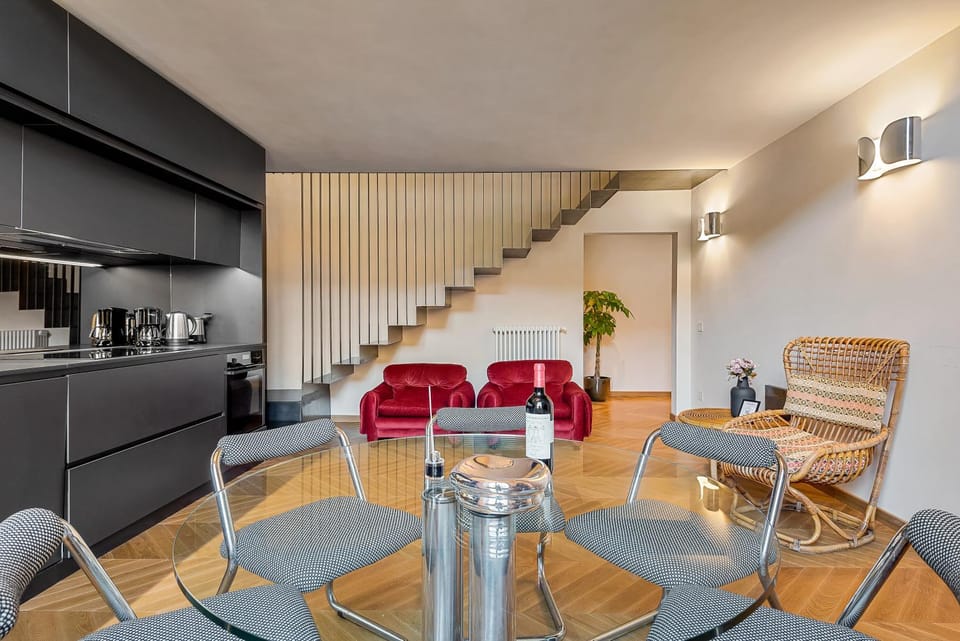 Coffee/tea facilities, Kitchen or kitchenette, Living room, Seating area, Dining area