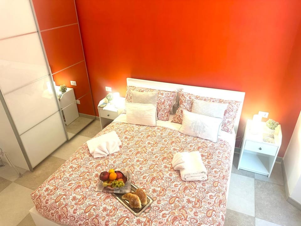 Bed, Food and drinks, Photo of the whole room, Bedroom, Food, towels, wardrobe