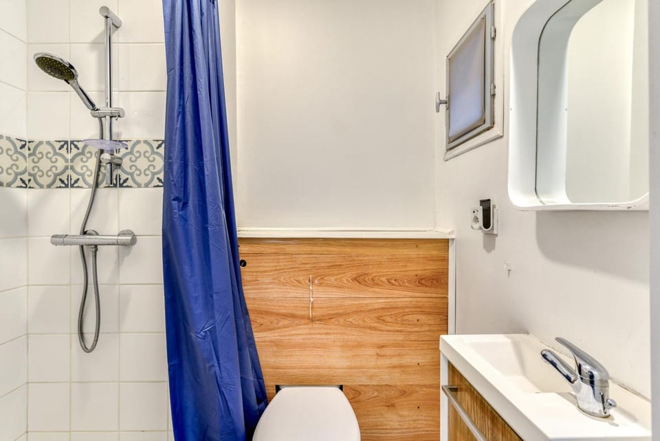 Shower, Toilet