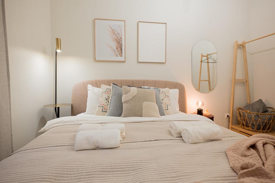 Bed, Bedroom, towels
