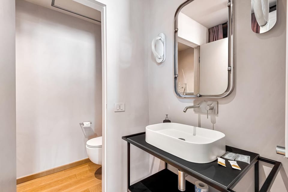 Toilet, Bathroom, towels