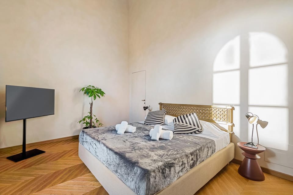 Bed, TV and multimedia, Photo of the whole room, Bedroom, towels