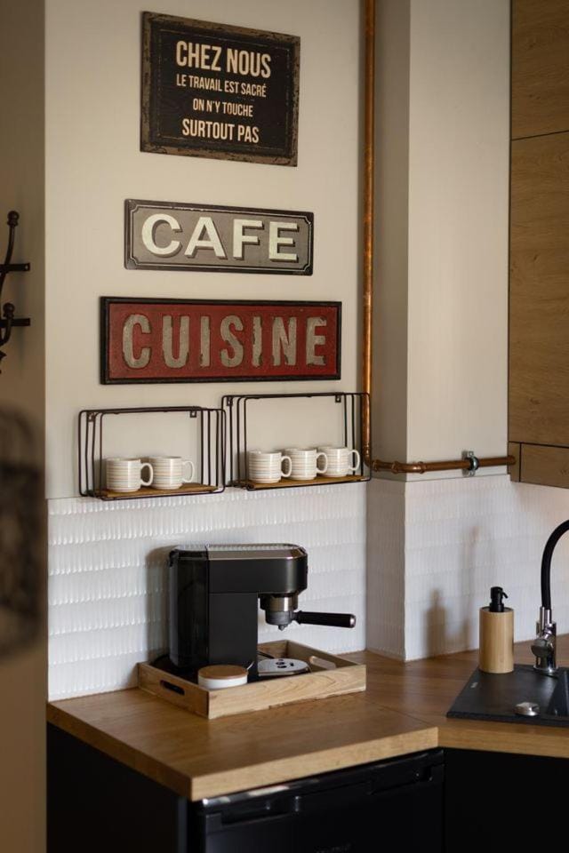 Coffee/tea facilities, Kitchen or kitchenette, Text overlay