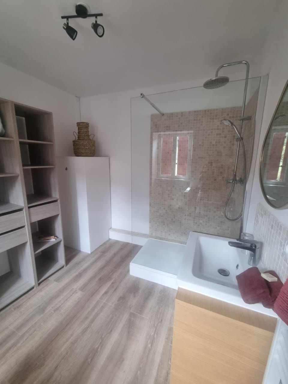Shower, Bathroom, Bedroom, towels