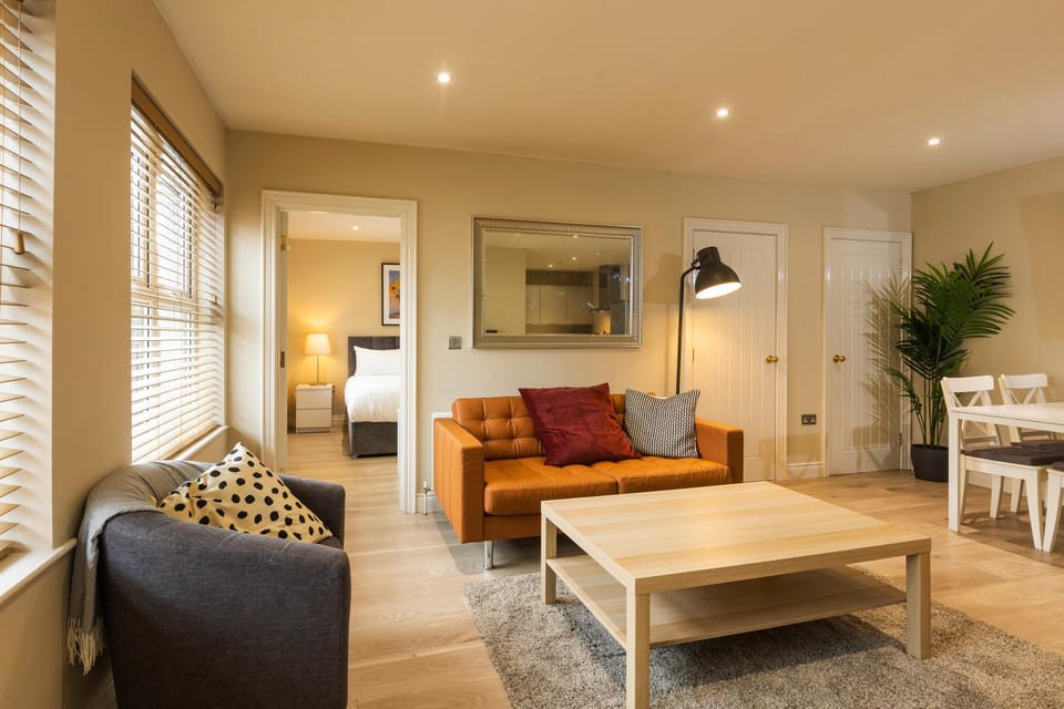 TV and multimedia, Photo of the whole room, Seating area, Dining area