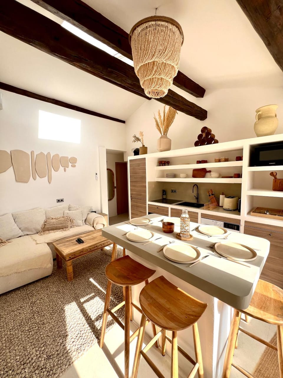 Kitchen or kitchenette, Living room, Seating area, Dining area