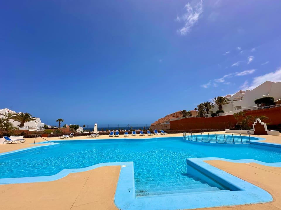 Nearby landmark, Day, Swimming pool