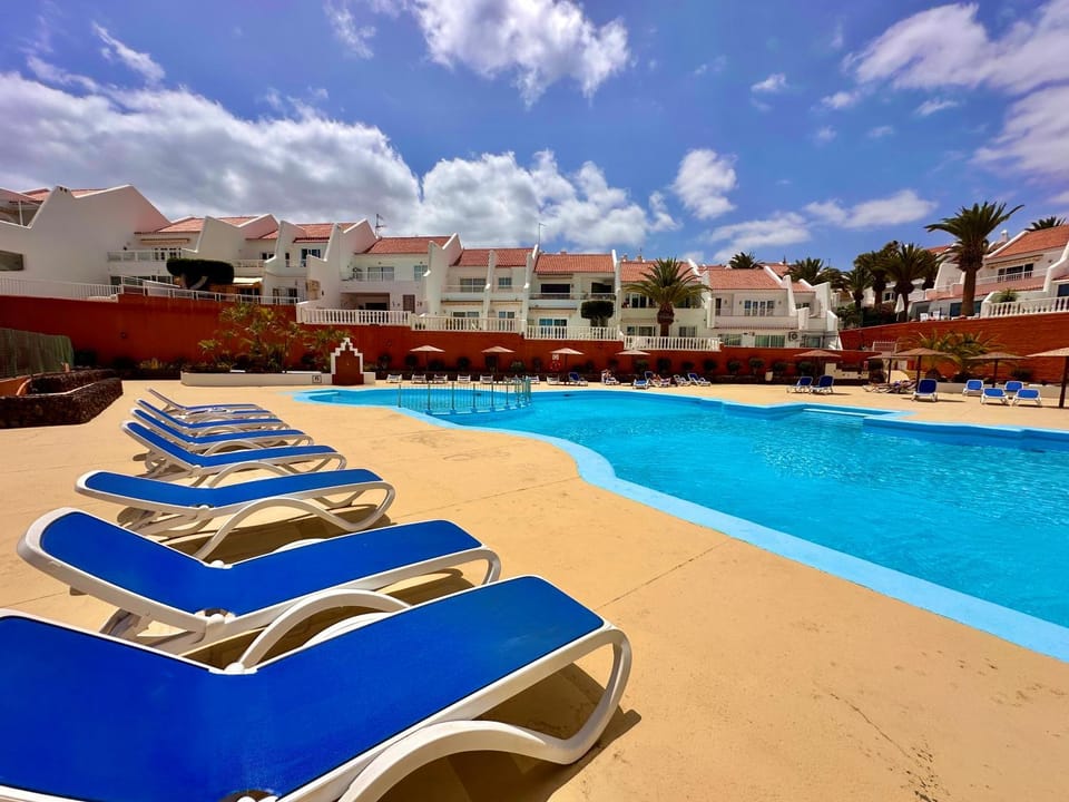 Property building, Swimming pool, sunbed