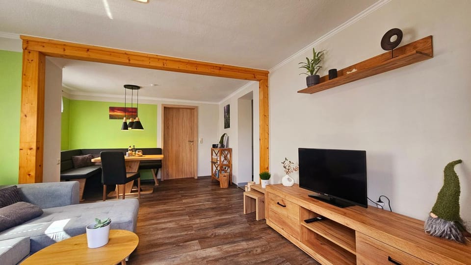 TV and multimedia, Living room, Seating area, Dining area