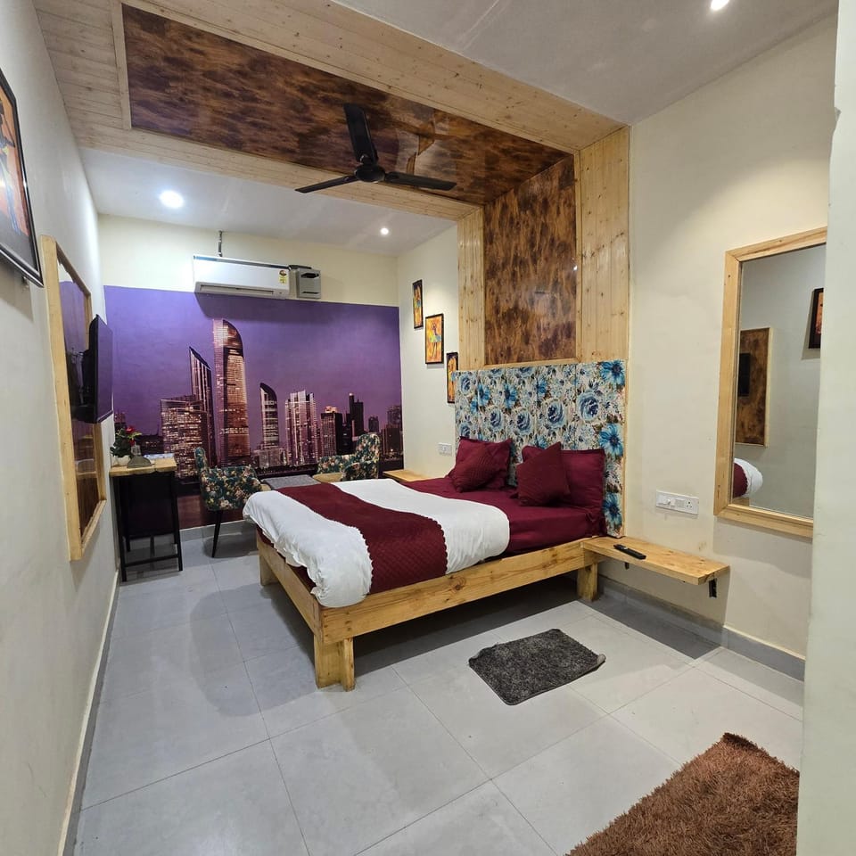 Bed, TV and multimedia, Living room, Photo of the whole room, Seating area, Bedroom