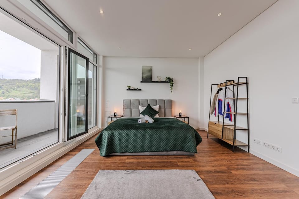 Bed, Living room, Photo of the whole room, Seating area, Bedroom