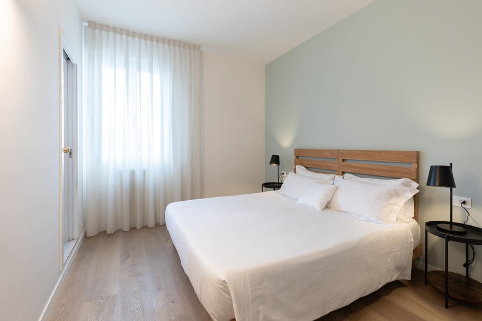 Photo of the whole room, Bedroom