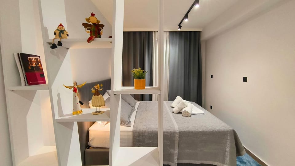Photo of the whole room, Bedroom, towels