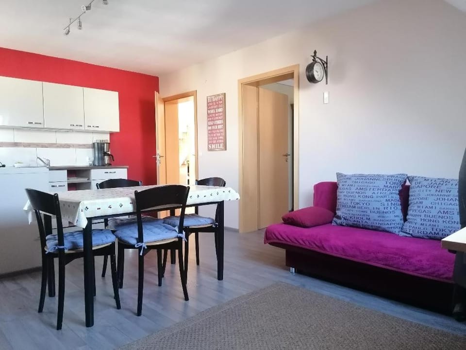 Kitchen or kitchenette, Living room, Seating area, Dining area, stove