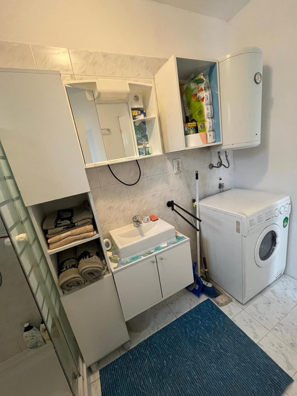 Bathroom, washing machine