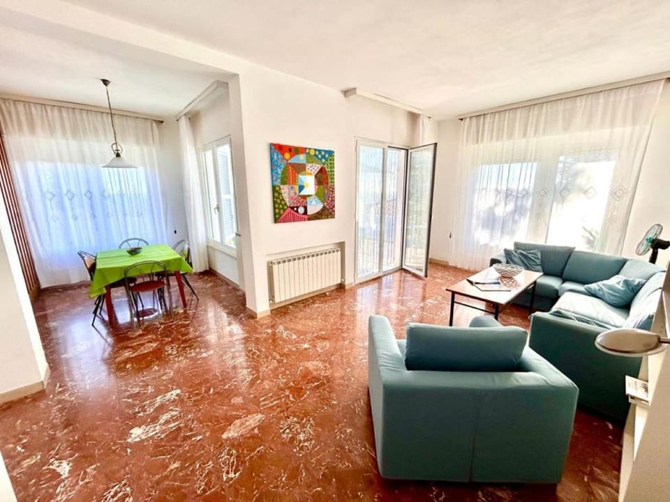 Villa Renata, bellissima villa con terrazzo vista mare e spiaggia inclusa House in Marche