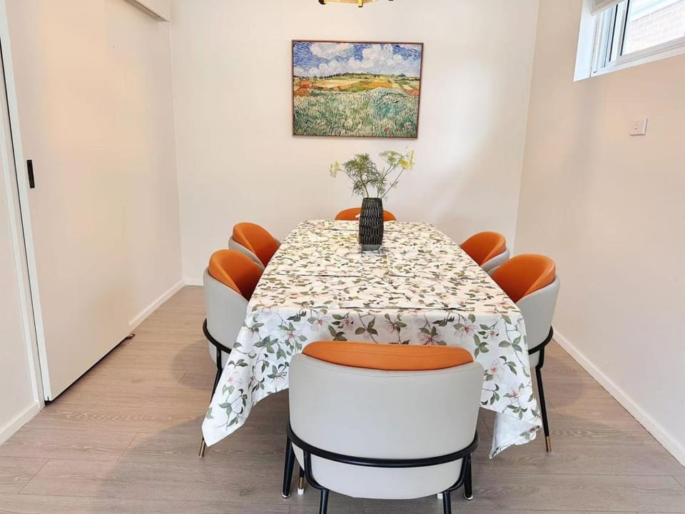 KozyGuru Forestville Charming 3BR House Apartment in Sydney