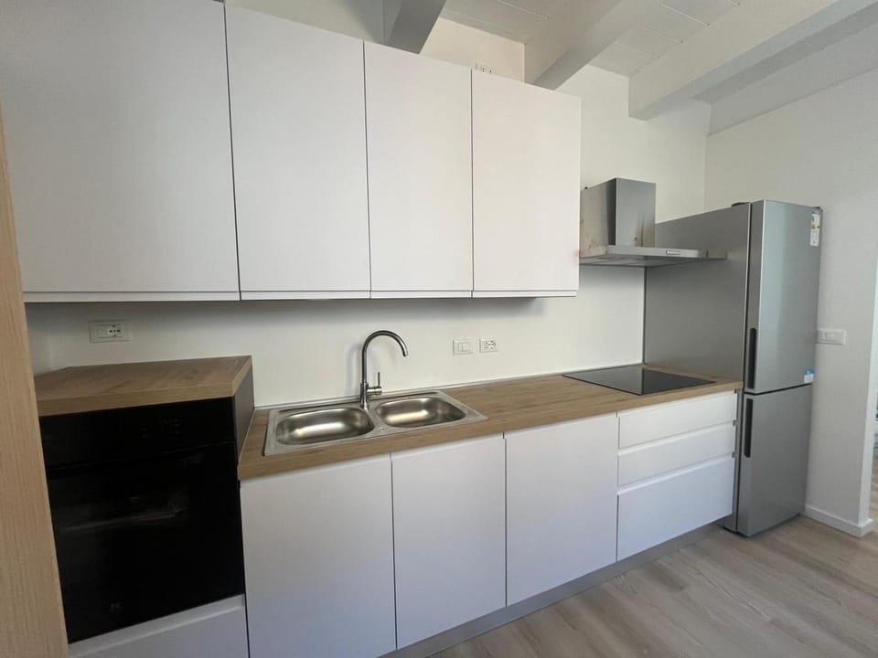 Kitchen or kitchenette, dishwasher, oven