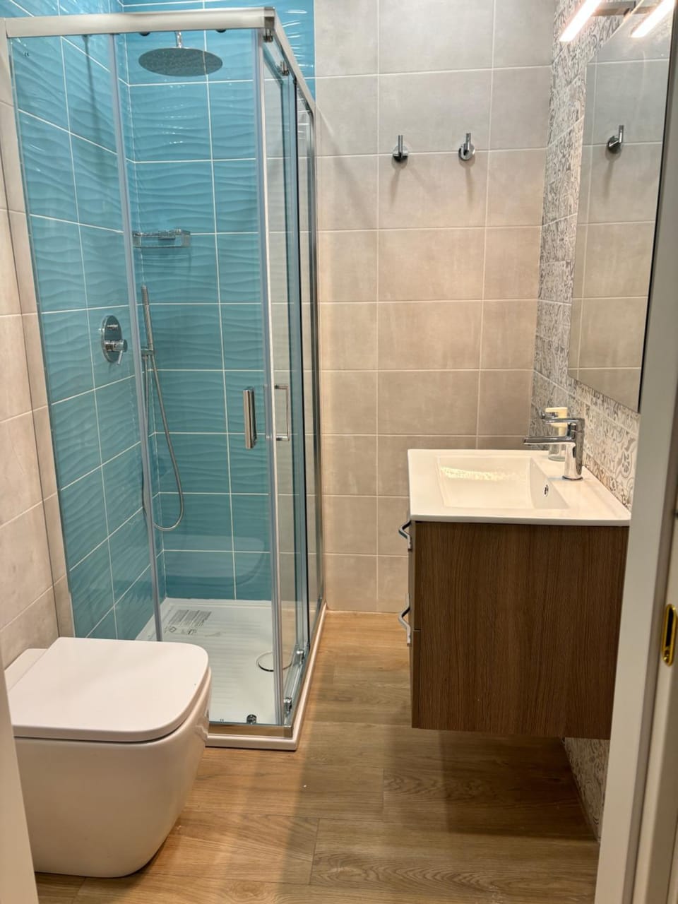 Shower, Toilet