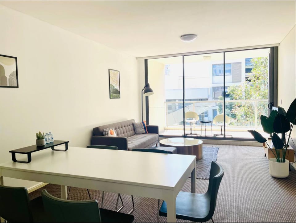 Cozy Zetland 2 bedroom apt with pool, gym and parking Apartment in Joynton Park