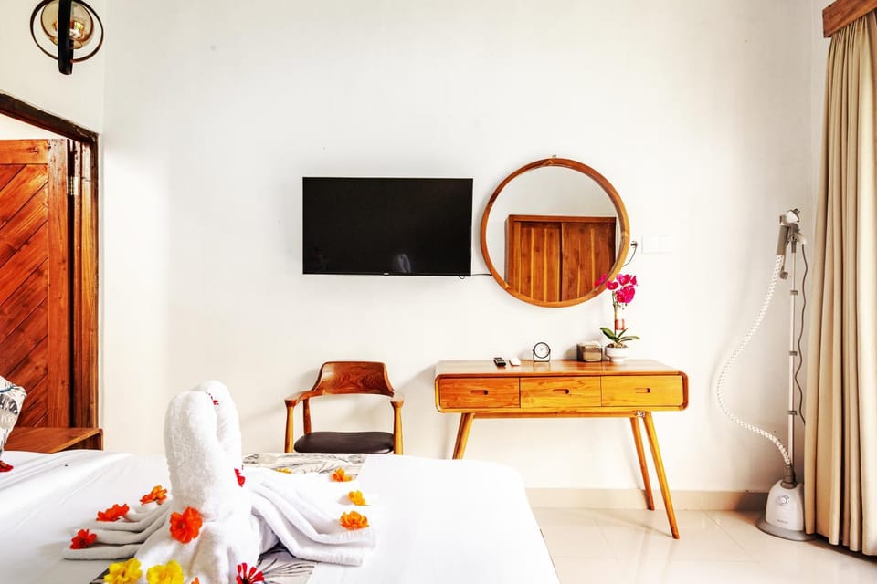 Bed, TV and multimedia, Photo of the whole room, Bedroom