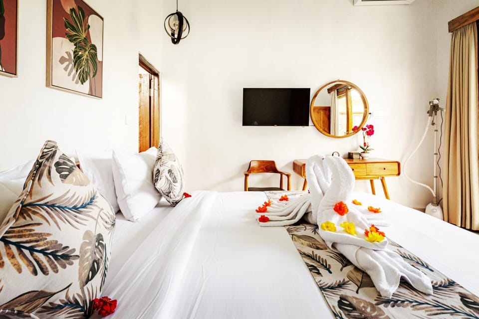 Bed, TV and multimedia, Photo of the whole room, Bedroom, towels