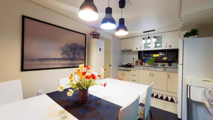 Kitchen or kitchenette, Dining area, stove